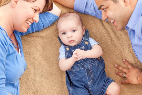 Couple Mixte Jouissant De Leur Fils Nouveau Ne Mere Fenetre Stock Photo