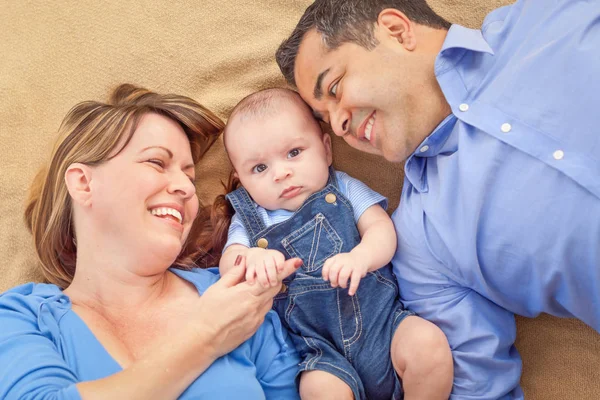 Jeune Couple Mixte Couche Avec Leur Bebe Sur Une Couverture Trois La Vie Stock Photo