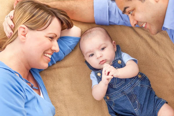 Couple Mixte Jouissant De Leur Fils Nouveau Ne Mere Fenetre Stock Photo