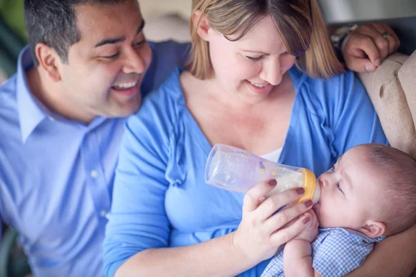 Heureux Attrayant Mixte Course Couple Bouteille Nourrir Leur Fils La Vie Bebe Stock Photo Heureux Attrayant Mixte Course Couple Bouteille Nourrir Leur Fils La Vie Bebe Stock Photo