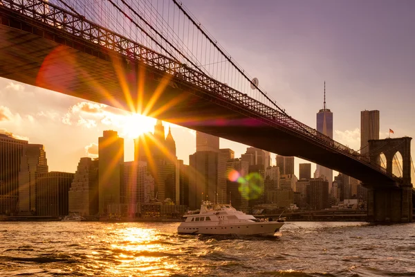 Захід сонця у Нью-Йорку з видом Бруклінський міст і нижній — стокове фото