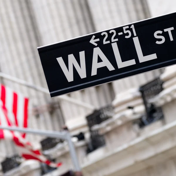 Wall Street Schild mit der New Yorker Börse auf der Rückseite — Stockfoto