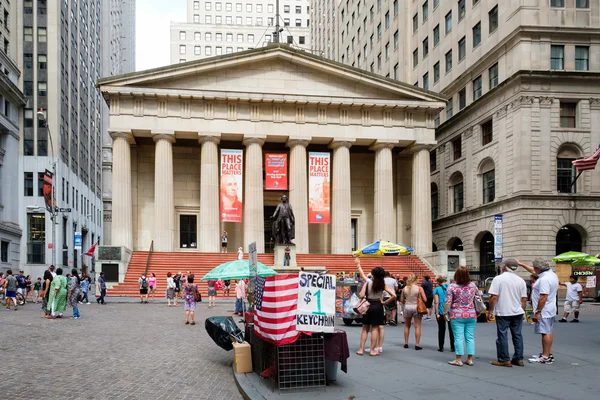 Wall Street e o Federal Hall no Financial Distric de Nova Iorque — Fotografia de Stock