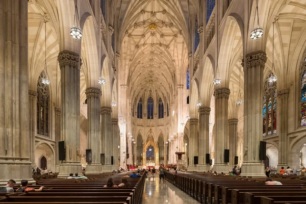 在纽约城的圣帕特里克大教堂的内部 — 图库照片