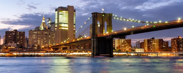 Puesta de sol en la ciudad de Nueva York con vistas al puente de Brooklyn — Foto de Stock