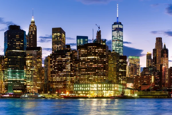 Coucher de soleil à New York avec vue sur les toits éclairés — Photo