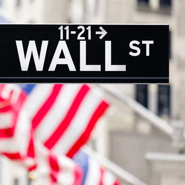 Wall Street Schild in New York City mit amerikanischen Flaggen auf dem Bac — Stockfoto