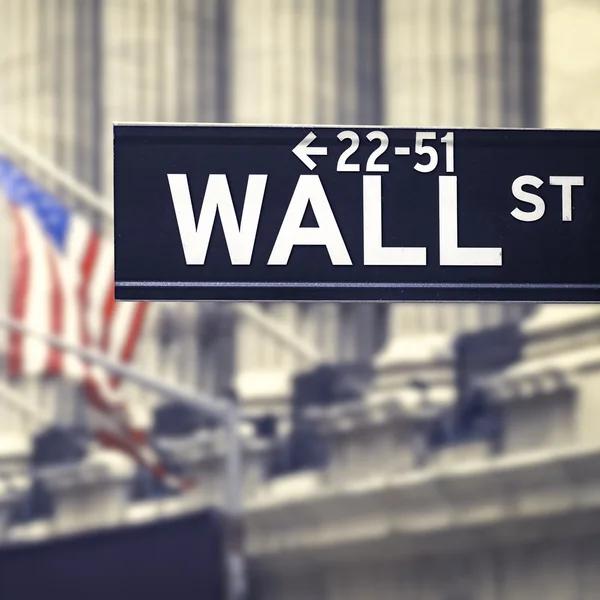 Wall street gatan tecken med New York börsen på den — Stockfoto