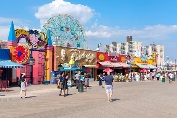 De kleurrijke seaside promenade op Coney Island in New York City — Stockfoto