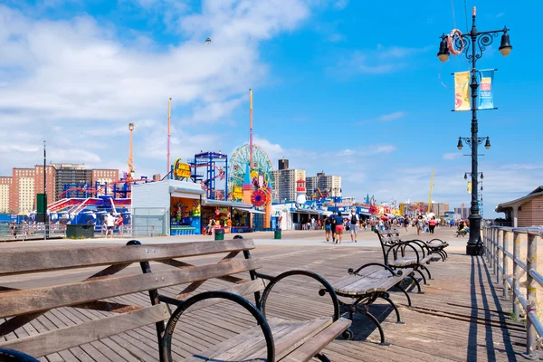 Kolorowe nadmorskiej promenady na Coney Island w Nowym Jorku — Zdjęcie stockowe