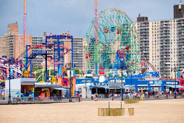 The beach and the amusement park at Coney Island in New York City — Stock Photo, Image