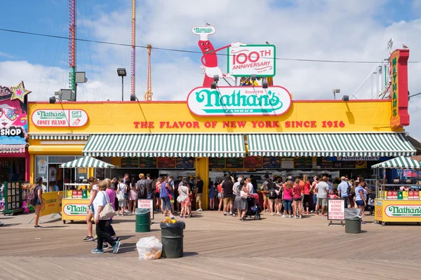 Stoisko hot dogi Nathan oryginalnych Coney Island w Nowym Jorku — Zdjęcie stockowe