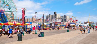 Güzel bir su üzerinde New York'ta Coney Island sahil sahil