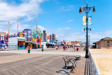 Güzel bir su üzerinde New York'ta Coney Island sahil sahil