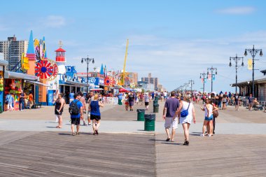 Güzel bir su üzerinde New York'ta Coney Island sahil sahil