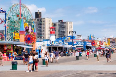 Güzel bir su üzerinde New York'ta Coney Island sahil sahil