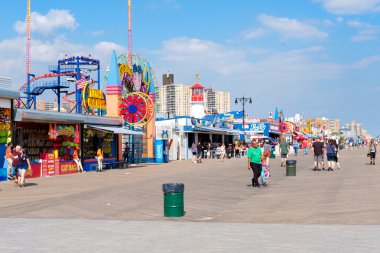 Güzel bir su üzerinde New York'ta Coney Island sahil sahil