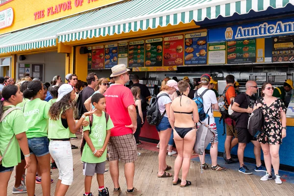 Klanten op de oorspronkelijke Nathan's Famous hot honden staan in kegel — Stockfoto