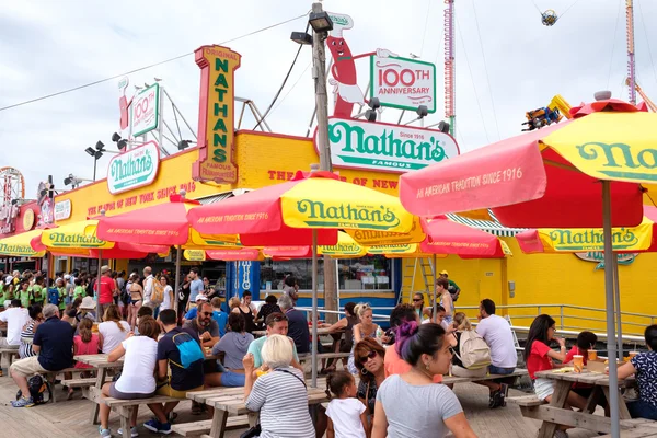 Ügyfelek: az eredeti Nathan híres hot dog stand kúp — Stock Fotó