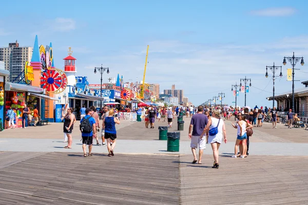 Coney Island nadmorskiej promenady w Nowym Jorku na piękne su — Zdjęcie stockowe