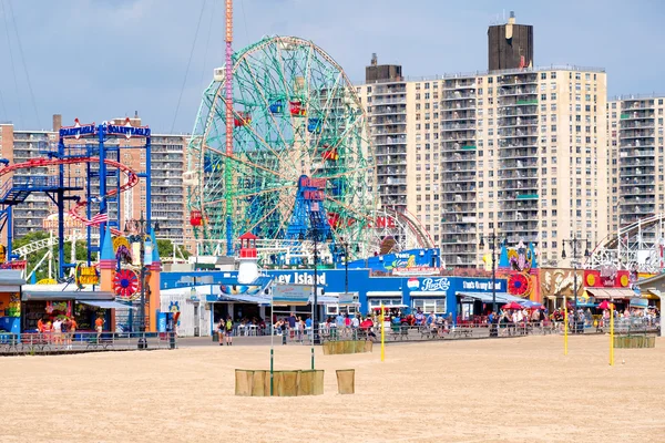 Coney Island beach i parku rozrywki Luna Park w Nowym Jorku — Zdjęcie stockowe