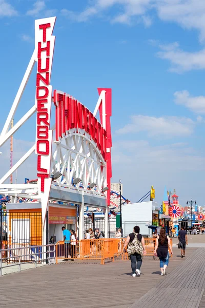 Het attractiepark op Coney Island in New York op een mooie s — Stockfoto