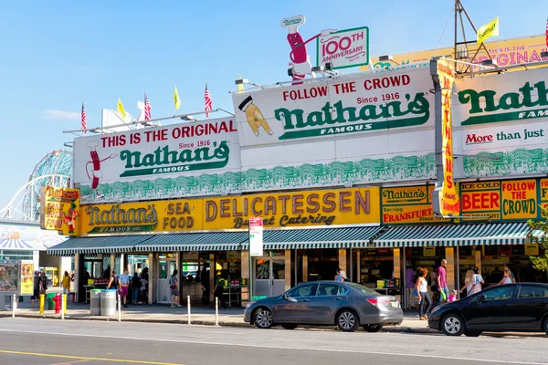 O restaurante original Nathan 's Famous hot dogs em Coney Island — Fotografia de Stock