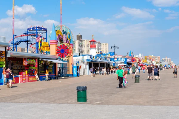 De Coney Island seaside promenade in New York op een mooie su — Stockfoto