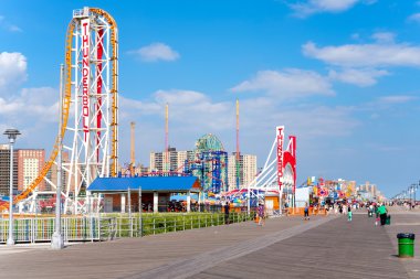 Seaside boardwalk ve eğlence parkları Coney Island, New York
