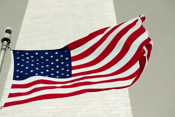 Αμερικανική σημαία μπροστά από το μνημείο Washingtom στην Ουάσιγκτον — Φωτογραφία Αρχείου