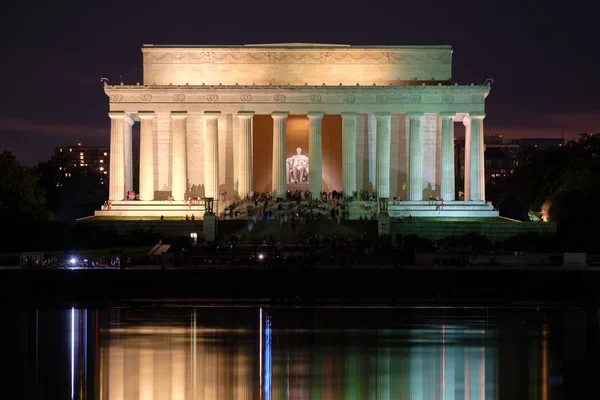 Lincolnův památník a Reflecting Pool ve Washingtonu illum — Stock fotografie