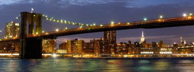 Geceleri aydınlatılan Brooklyn Köprüsü'nün panoramik görüntü