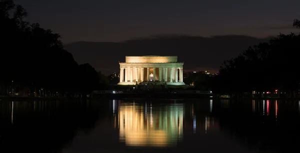 Lincolnův památník a Reflecting Pool ve Washingtonu illum — Stock fotografie