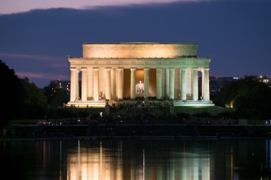 Lincoln Anıtı ve Washington Illum yansıtan havuzu