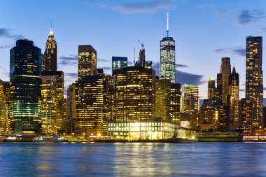 Downtown Manhattan siluetinin üzerine düşünceler ile gün batımında