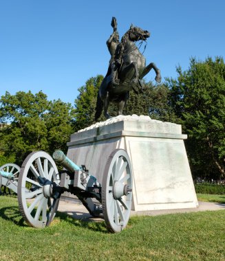Andrew Jackson heykel Washington DC Park'ta Lafayette.