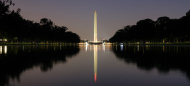 Geceleri aydınlatılan Washington Anıtı