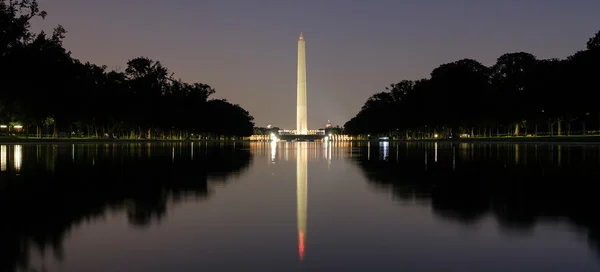 The Washington Monument illuminated at night — Stock fotografie