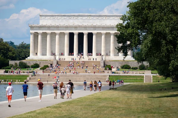 Tourists at the Lincoln Memorial in Washington D.C. — Stock Photo, Image