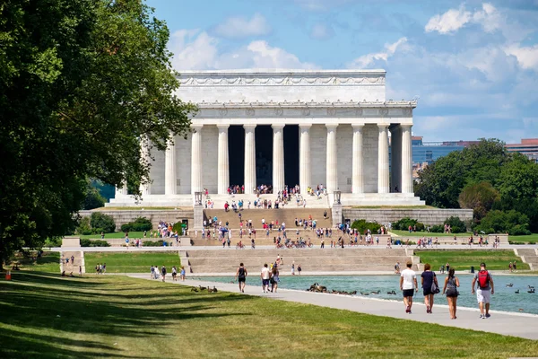 Tourists at the Lincoln Memorial in Washington D.C. — Stock Photo, Image