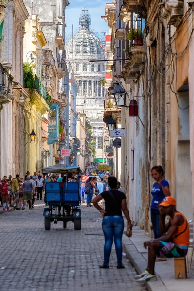 Bairro colorido em Havana Velha com vista para o Capitólio — Fotografia de Stock