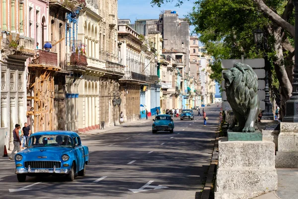 Carros clássicos na famosa avenida Prado em Havana Velha — Fotografia de Stock