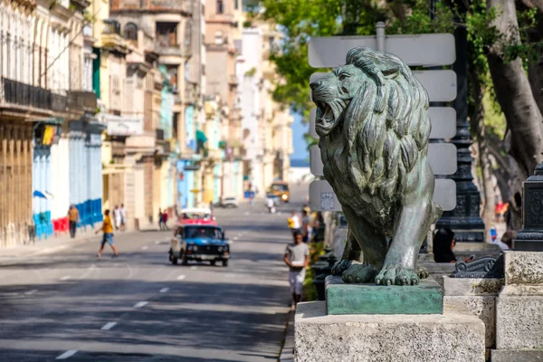 Cena de rua na famosa avenida Prado em Old Havana — Fotografia de Stock