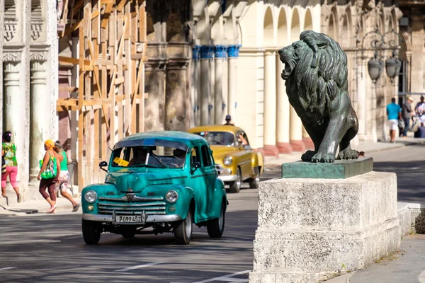 Oldtimers op de beroemde Prado laan in oud Havana — Stockfoto