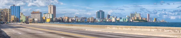 El horizonte de La Habana y la famosa avenida Malecón junto al mar — Foto de Stock