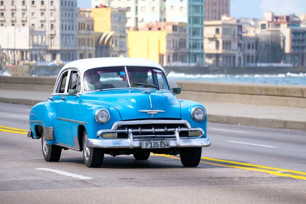 하바나에서 유명한 Malecon 애비뉴에서 오래 된 미국의 자동차 — 스톡 사진