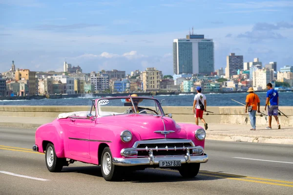 在著名的哈瓦那滨海大道大道美国可转换老爷车我 — 图库照片