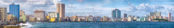 O horizonte de Havana e a famosa avenida Malecon à beira-mar — Fotografia de Stock