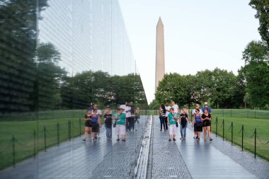 Ziyaretçi Vietnam Gazileri Anıtı Washington, DC.