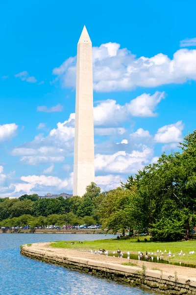 Monumento a Washington al otro lado de la Cuenca de la Marea en Washingto —  Fotos de Stock